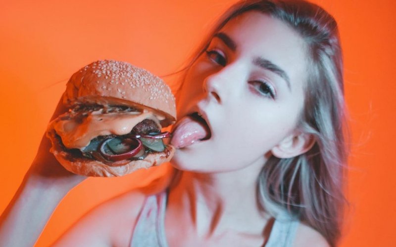 Порноактриса из Омска снялась в рекламе местной бургерной...